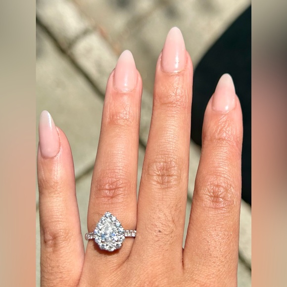 GIA Certified Pear shaped diamond engagement ring - Picture 4 of 4